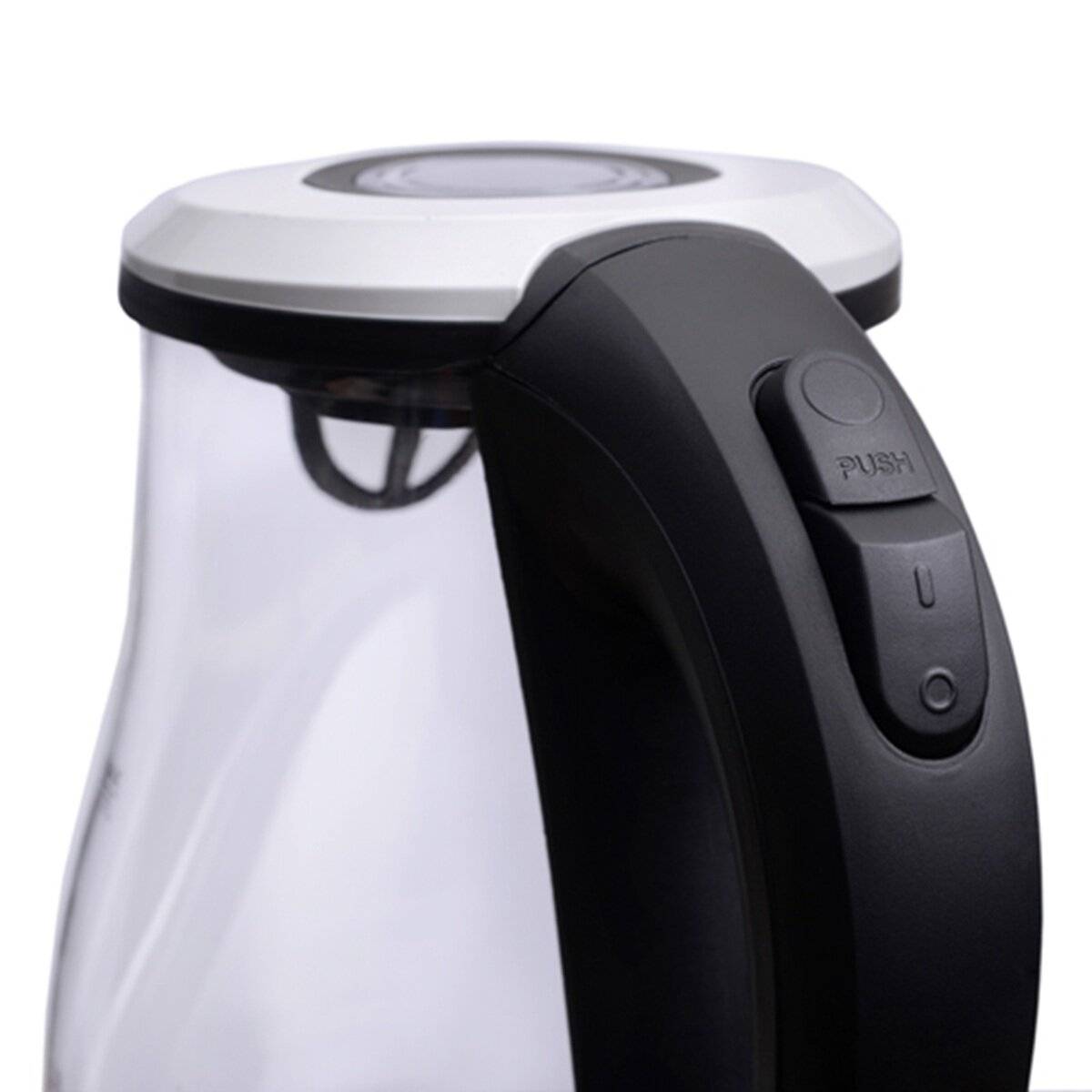 Elektrischer Wasserkocher mit schwarzem Griff und silbernem Deckel mit 'push'-Taste vor neutralem Hintergrund.