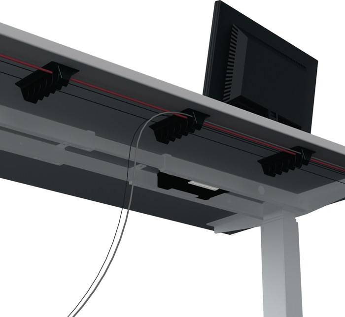 Kabelmanagement-System unter dem Schreibtisch, das Kabel ordentlich organisiert, von der Seite sichtbar, mit einem Monitor, der auf dem Schreibtisch darüber platziert ist.