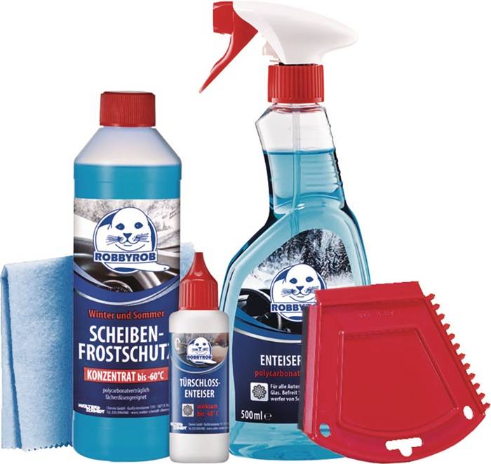 Reinigungsprodukte, einschließlich einer Sprühflasche, Frostschutzmittel, Enteisungslösung, eines Eiskratzers und eines Reinigungstuchs, auf einem weißen Hintergrund angeordnet.