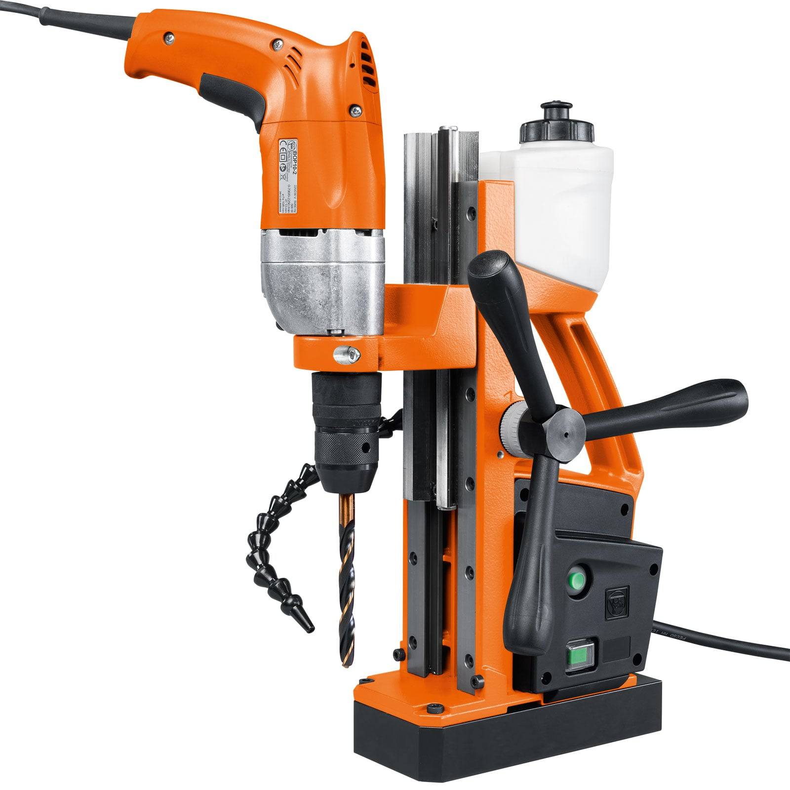 Eine orangefarbene magnetische Bohrmaschine mit einer schwarzen Basis, einem angebrachten Bohrer und einem Kühlmitteltank oben. Sie verfügt über Bedienungsgriffe.