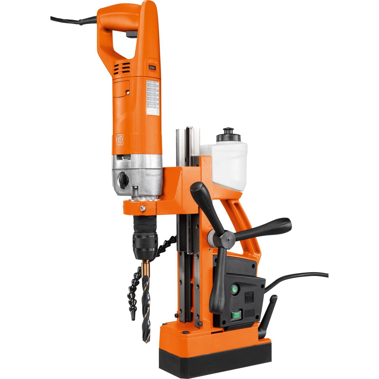 Orangefarbene magnetische Bohrmaschine mit stabiler Basis, vertikalen Stützstangen und Steuerungshebeln. Ausgestattet mit einem Spiralbohrer und einem Kühlmittelbehälter.