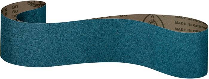 Ein Nahaufnahmefoto eines blauen Schleifpapierbogens mit einer sichtbar strukturierten Oberfläche auf der einen Seite und einem braunen Rücken auf der anderen Seite.