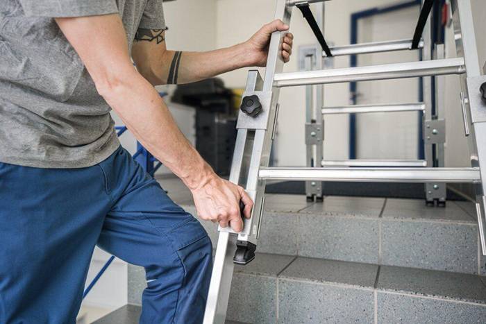 Stufenstehleiter 2x5 Stufen Alu.Gesamt-H.1140mm m.4 Holmverlängerungen MUNK