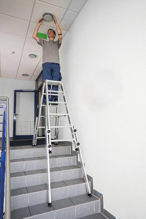 Stufenstehleiter 2x8 Stufen Alu.Gesamt-H.1850mm m.4 Holmverlängerungen MUNK