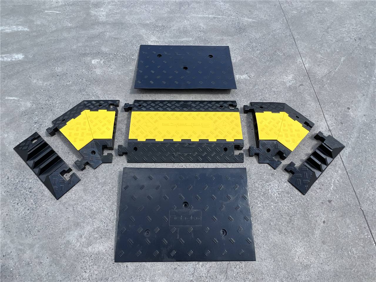 Schake 33934E Überfahrschutz System A Endstück ohne Adapter<br><br>Maße: 200 x 600 x 75 mm<br><br>Maße der Durchlasskanäle: 3x 60 x 50 mm