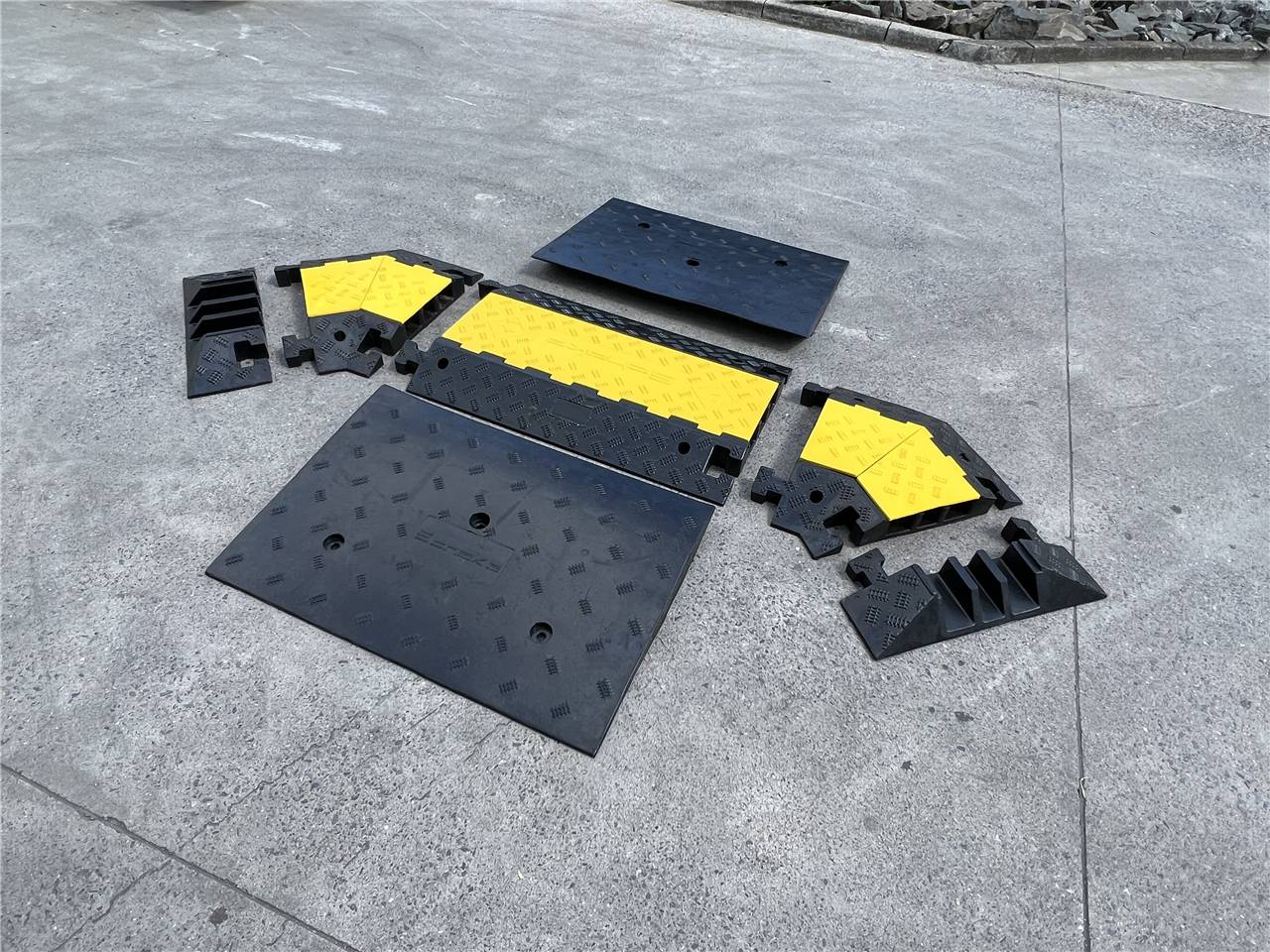 Schake 33934E Überfahrschutz System A Endstück ohne Adapter<br><br>Maße: 200 x 600 x 75 mm<br><br>Maße der Durchlasskanäle: 3x 60 x 50 mm