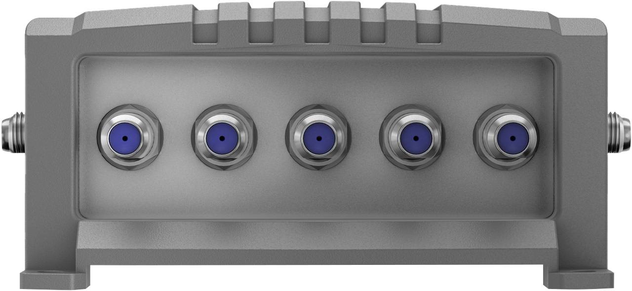 Eine Nahaufnahme von drei koaxialen Steckverbindern auf einem metallischen Gerät, die eine strukturierte Oberfläche und Schraubverbindungen zeigen.