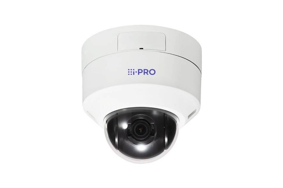 Weiße i-PRO Domenkamera mit schwarzem Objektiv und transparenter Schutzhaube, freigestellt auf weißem Hintergrund dargestellt.