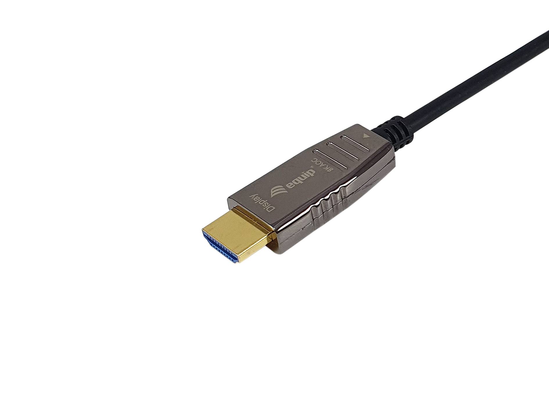 Nahaufnahme eines schwarzen HDMI-Kabelsteckers mit vergoldetem Stecker auf weißem Hintergrund.
