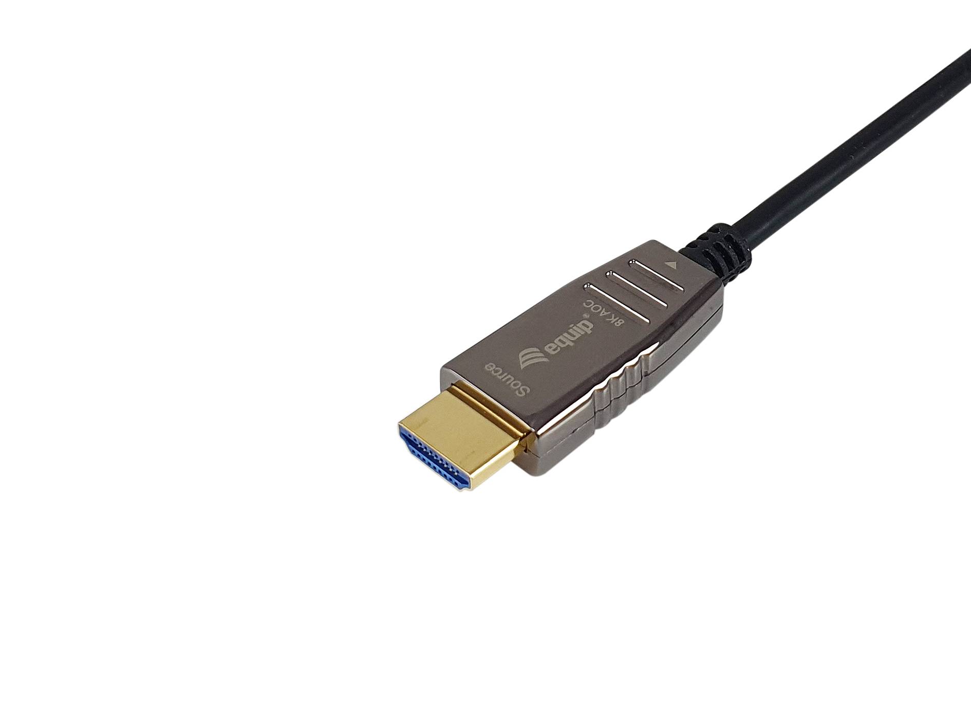 HDMI-Kabel mit vergoldetem Stecker auf weißem Hintergrund.