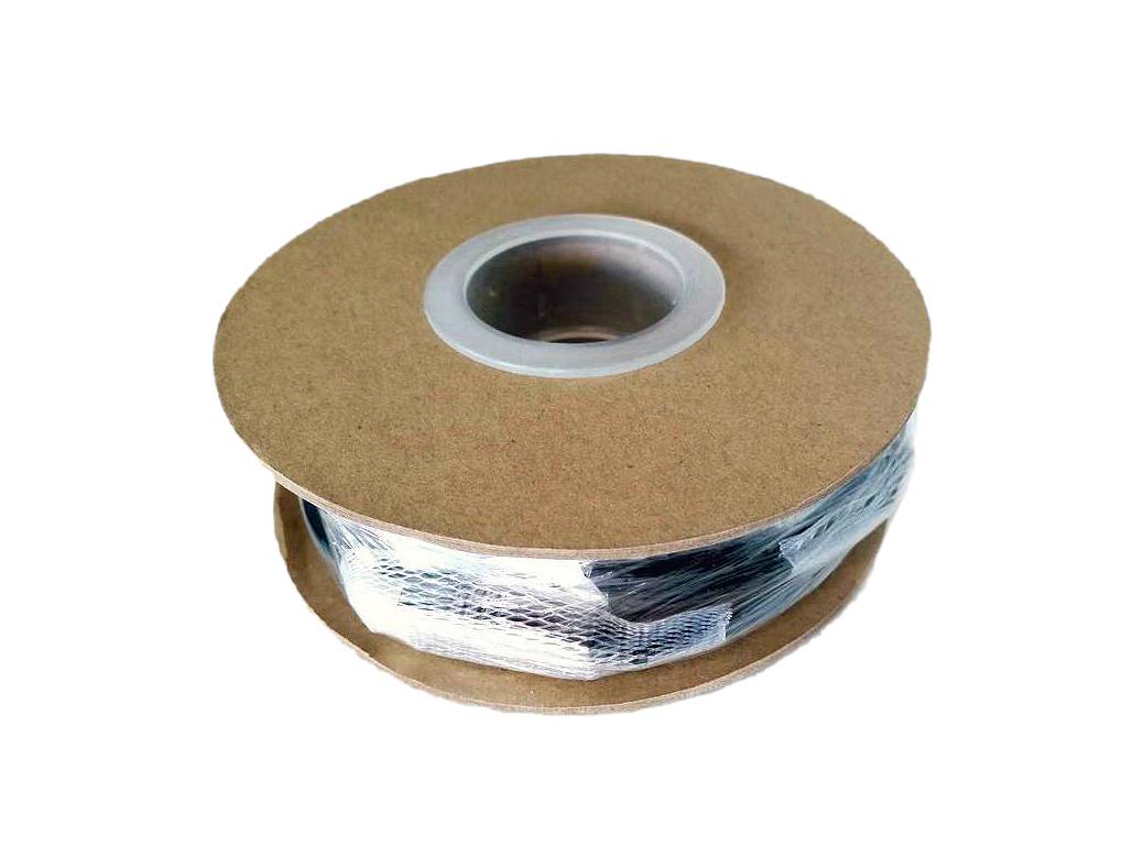 Eine Rolle klares Kunststoff-Packband auf einer Papierkernrolle, gezeigt vor einem weißen Hintergrund.