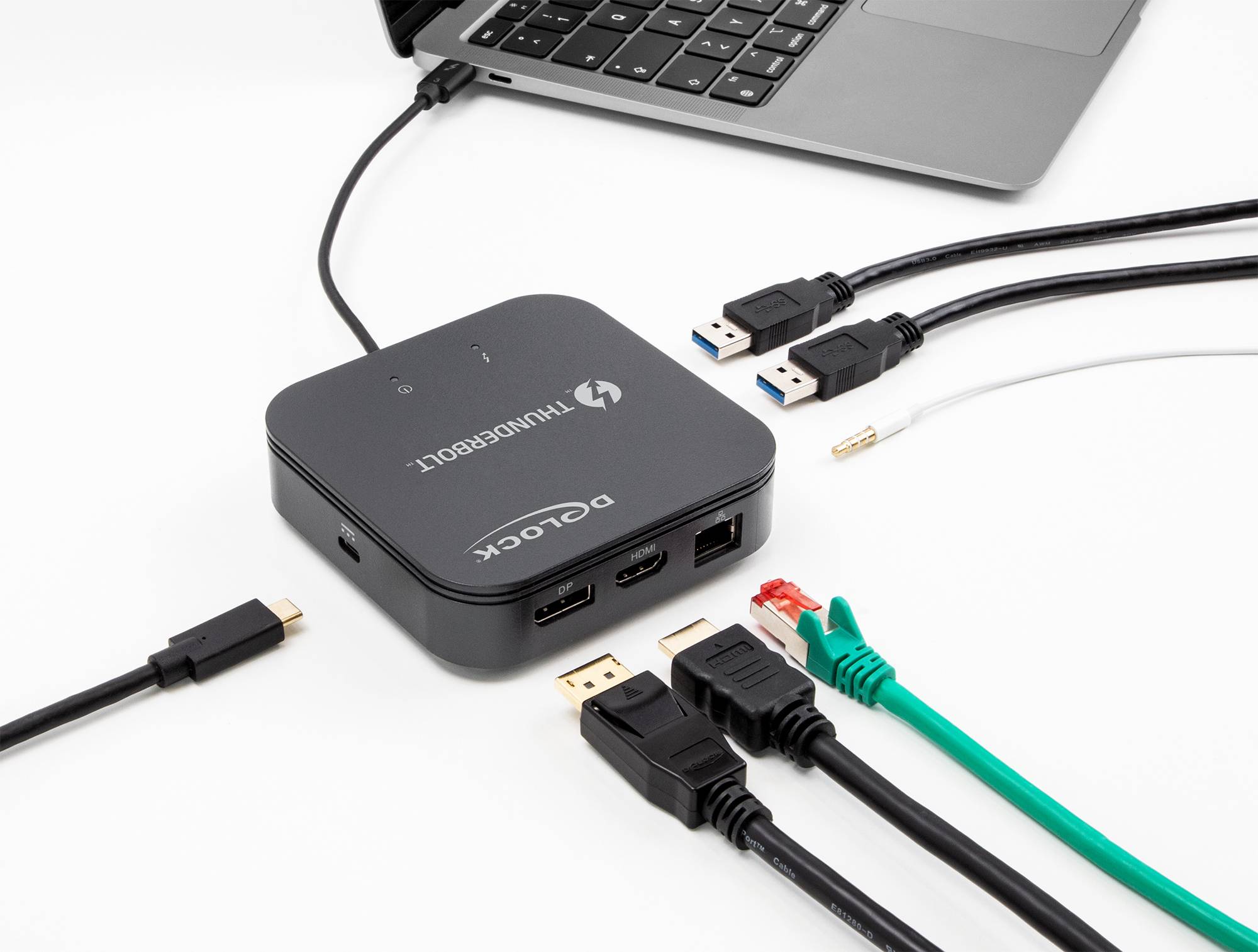 Thunderbolt-Dockingstation, die mit einem Laptop verbunden ist, mit mehreren USB-, HDMI-, Ethernet- und Stromkabeln, die angeschlossen sind.