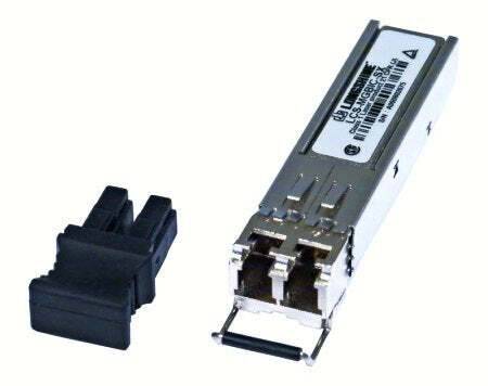 Eine Nahaufnahme eines Faseroptik-Transceiver-Moduls mit angrenzender Kunststoff-LC-Duplexverbinder, der für Netzwerkverbindungen verwendet wird.