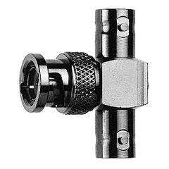 Ein Metall-Koaxialkabel-Steckverbinder-Adapter mit T-förmigem Körper und gerilltem Kopplungsring, dargestellt auf weißem Hintergrund.