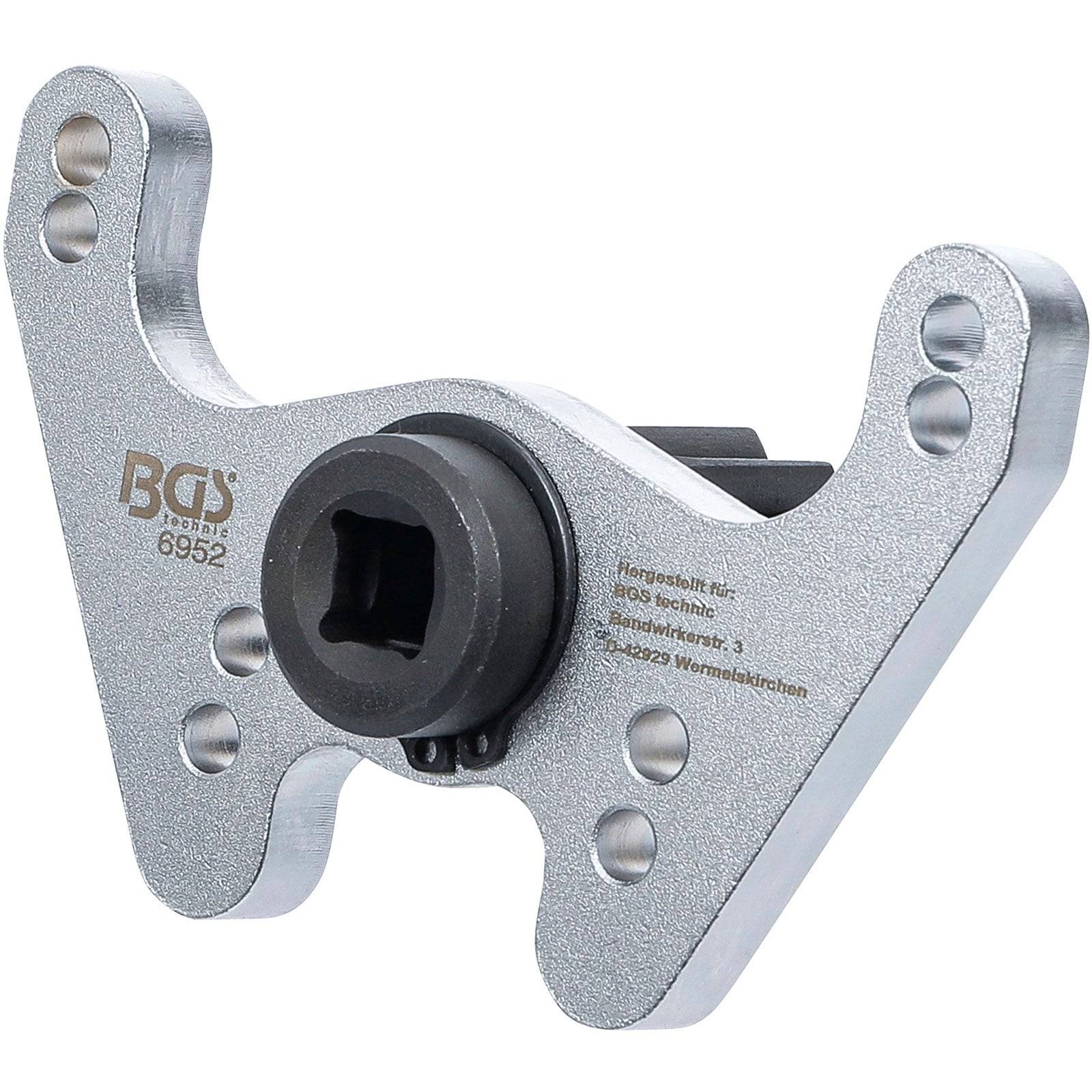 Ein Metallautomotive-Werkzeug, silbern mit vier Schraublöchern und der Markenbezeichnung 'BGS 6952', das für spezielle mechanische Anwendungen verwendet wird.