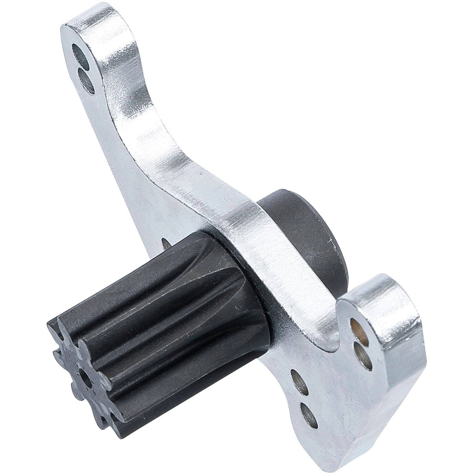 Ein metallisches Kraftfahrzeugteil mit einem silbernen Rahmen und einer schwarzen zahnradähnlichen Ausbuchtung, das zum Verbinden oder Stützen mechanischer Komponenten ausgelegt ist.