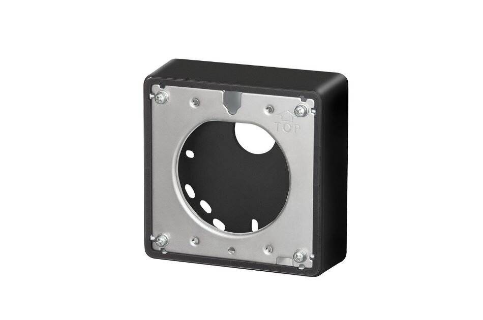 Schwarze quadratische Elektrobox mit Metallmontageplatte und kreisförmiger Öffnung für ein Gerät oder eine Steckdose.