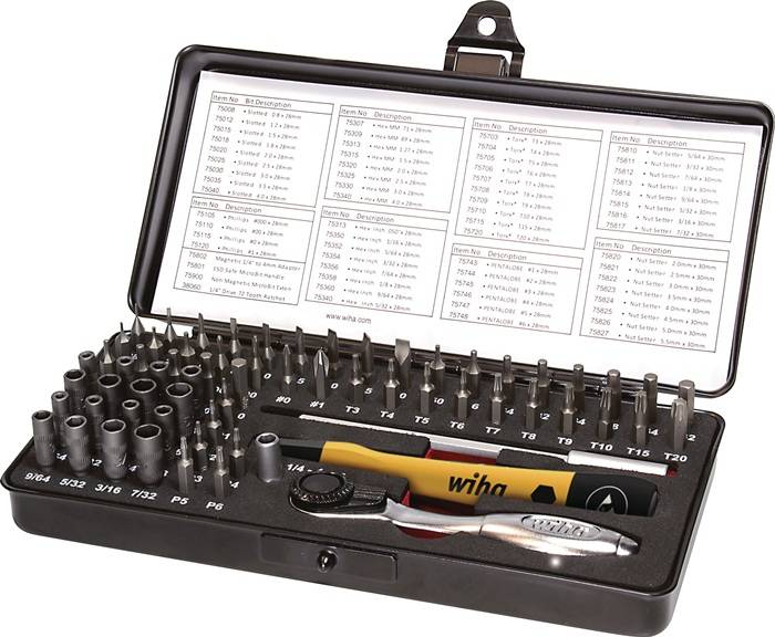 Eine detaillierte Werkzeugausrüstung mit zahlreichen Schraubenzieherbits und einem Ratschenschlüssel, beschriftet mit Größen. Ein Diagramm im Deckel listet die Werkzeugspezifikationen auf.
