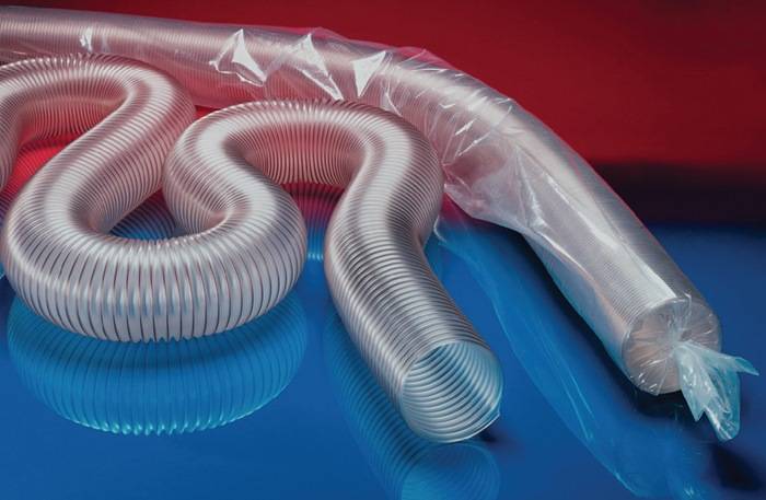 Ein transparenter, gewundener Plastikschlauch ist vor einem kontrastierenden rot-blauen Hintergrund platziert, der seine Flexibilität und Transluzenz hervorhebt.