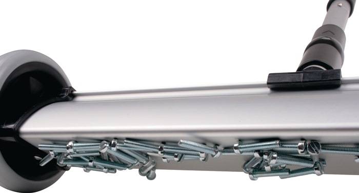 Ein magnetischer Werkzeughalter mit verschiedenen Metallbefestigungen wie Schrauben und Nägeln, der seine magnetische Fähigkeit demonstriert.