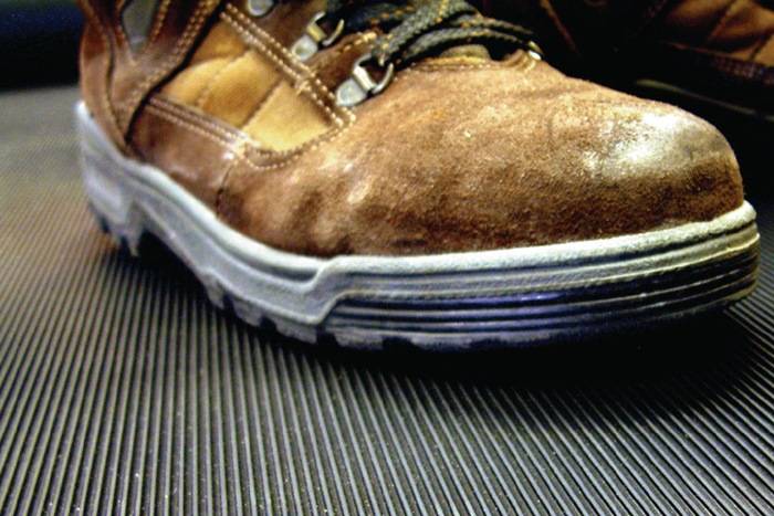 Arbeitsplatzbodenbelag Zuschnitt B1200xS6mm Naturkautschuk Preis p.lfd.m COBA