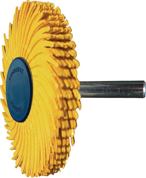 Ein gelbes Sunburst-Entgratungsrad mit blauem Zentrum, das an einer Metallstange befestigt ist und zur Oberflächenbearbeitung und Glättung verwendet wird.