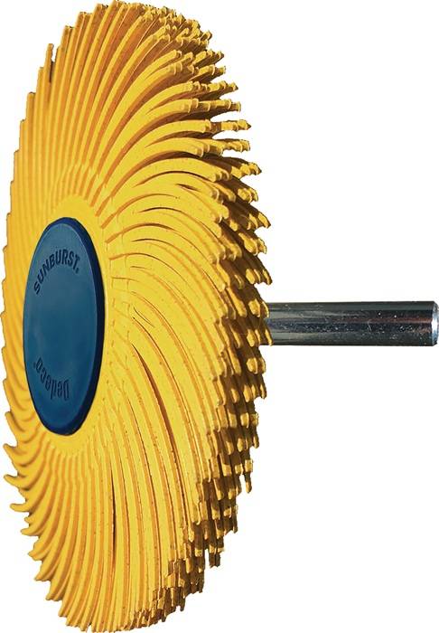 Eine gelbe radiale Bürstenplatte mit einer zentralen blauen Beschriftung, die 