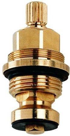 Eine Messinginstallationsarmatur mit Gewindelabschnitten und einem schwarzen Gummidichtring, der zur Abdichtung von Rohrverbindungen verwendet wird.