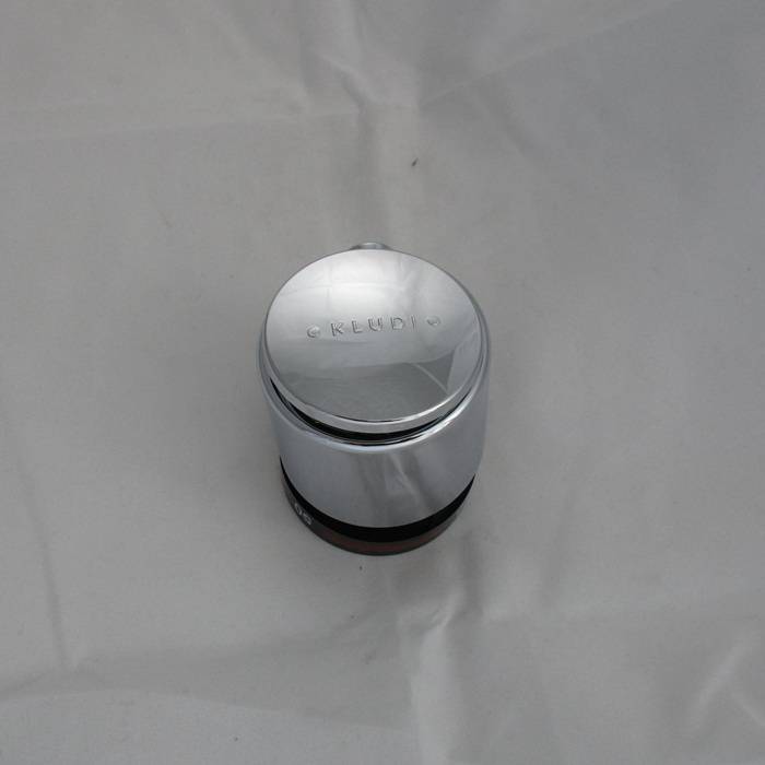 Draufsicht auf einen kleinen silbernen zylindrischen Metallbehälter mit einem Deckel und dem Wort „CREDO