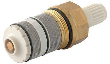 Messing-Thermostatic-Heizköerperventil-Patrone mit weißer Kunststoffendkappe und Gewindeverbindungen auf weißem Hintergrund.