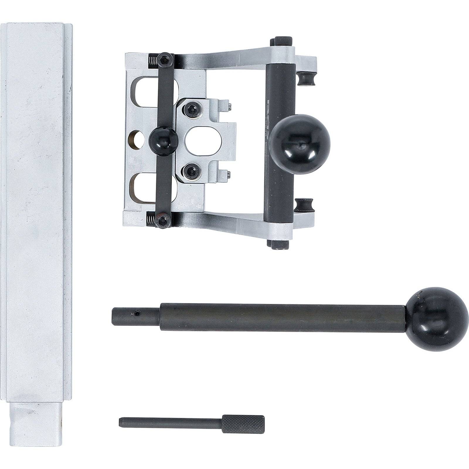 Werkzeugsatz des Mechanikers: enthält einen quadratischen Metallblock, eine Schieblehre, einen langen Stab mit schwarzem Griff und einen kleinen strukturierten Schraubendreher.