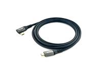 Aufgewickeltes schwarzes HDMI-Kabel mit Metallsteckern auf weißem Hintergrund.