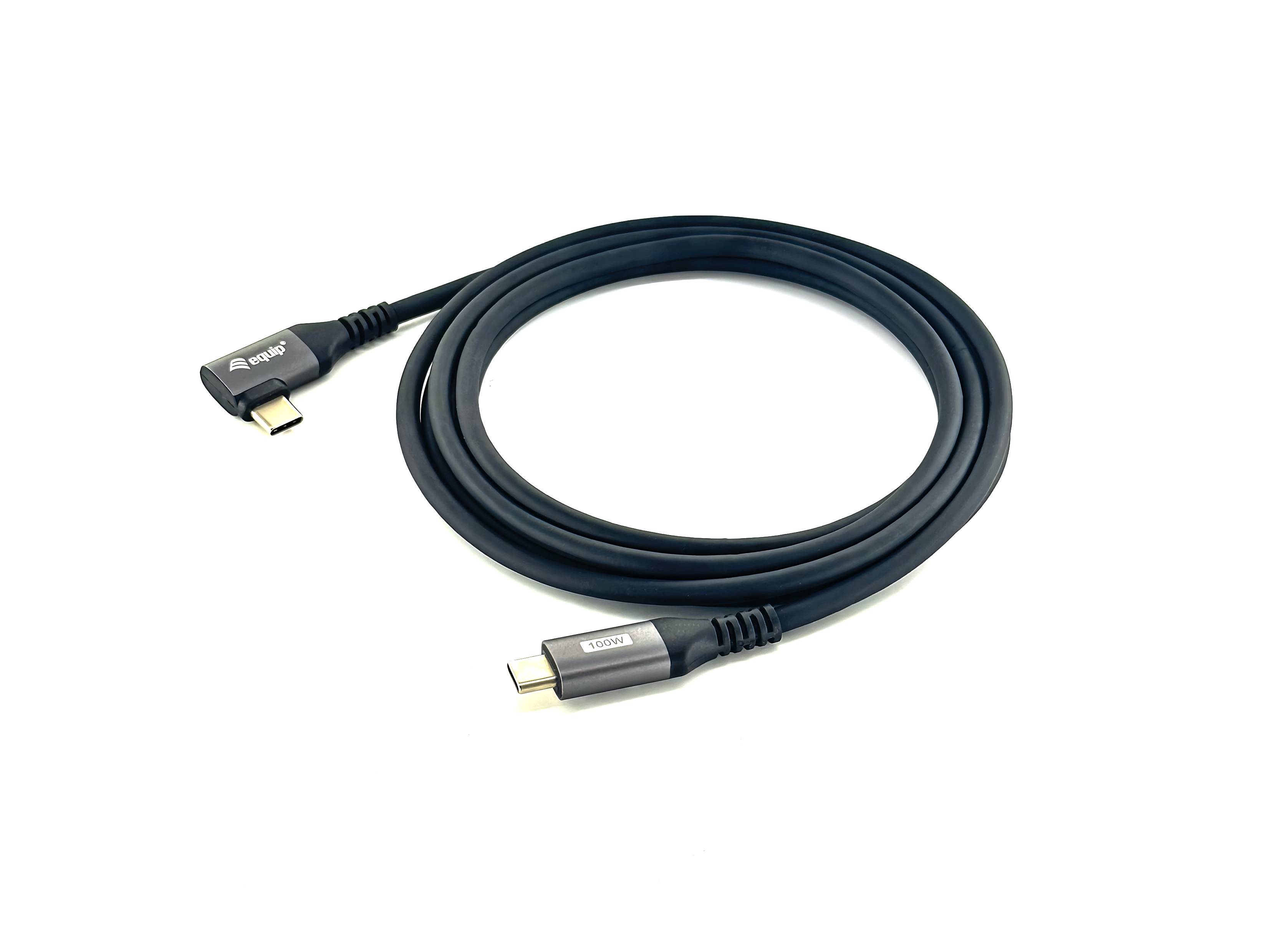Aufgerolltes schwarzes USB-C-Kabel mit Metallsteckern auf weißem Hintergrund.