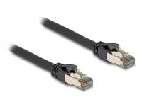 Zwei schwarze Ethernet-Kabel mit RJ45-Steckern, dargestellt auf weißem Hintergrund.