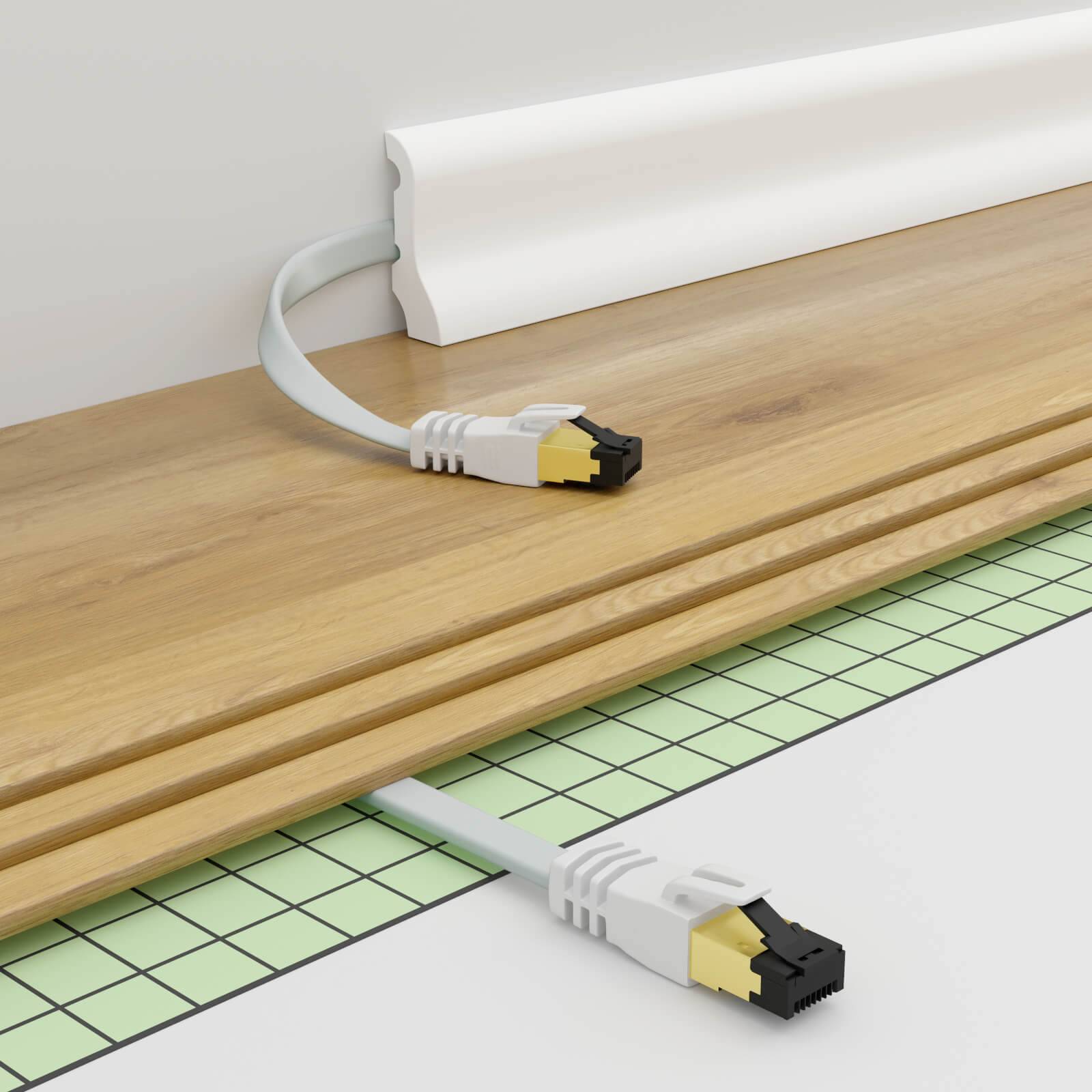 Ethernet-Kabel mit RJ45-Stecker führt durch eine Schreibtischöse von unter einer Holztischplatte und zeigt die Kabelorganisationsanlage.