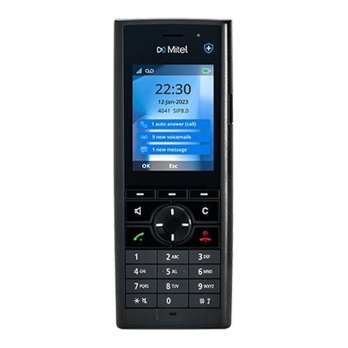 Schwarzes Mitel-Schreibtischtelefon zeigt Startbildschirm mit Uhrzeit 22:30, Datum 12-Jan-2023 und Benachrichtigungen für automatische Antwort, 9 Sprachnachrichten und 1 neue Nachricht.
