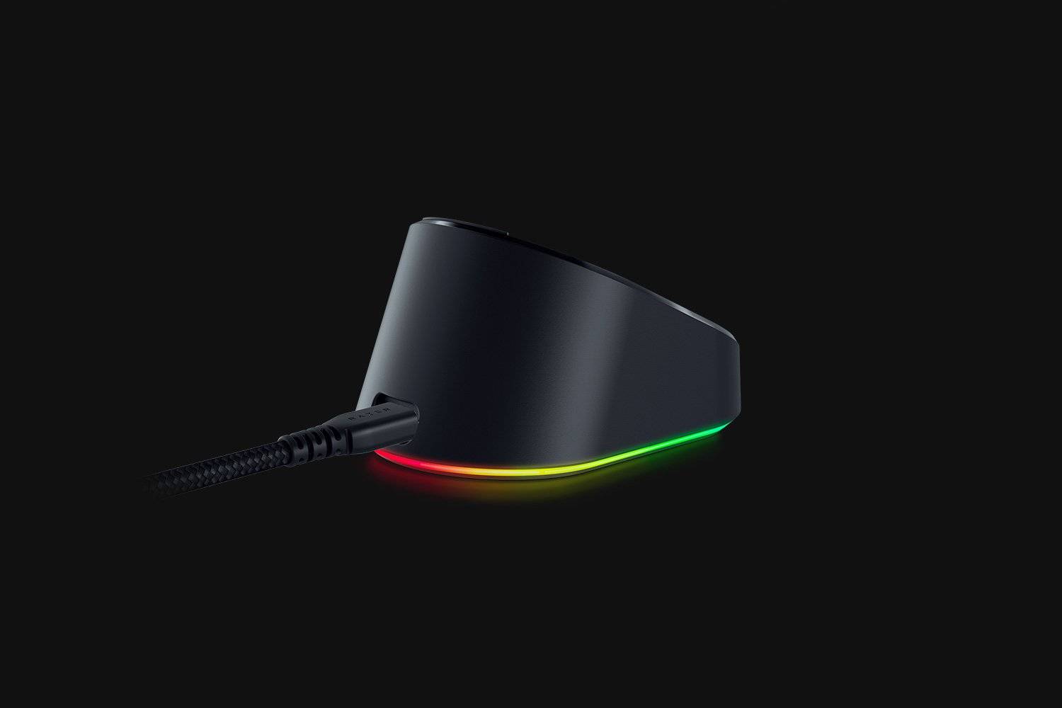 Schwarze Gaming-Maus mit geflochtenem Kabel, im Profil vor dunklem Hintergrund dargestellt, mit einem leuchtenden Licht streifen in Rot, Gelb und Grün entlang der Basis.