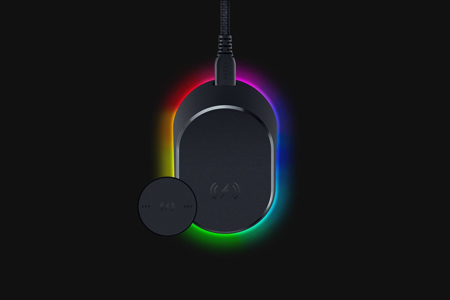 Schwarzes kabelloses Ladepad mit regenbogenfarbigem RGB-Glühen um die Kante, gezeigt mit einem kleinen runden Ladepuck, der vorne angebracht ist.