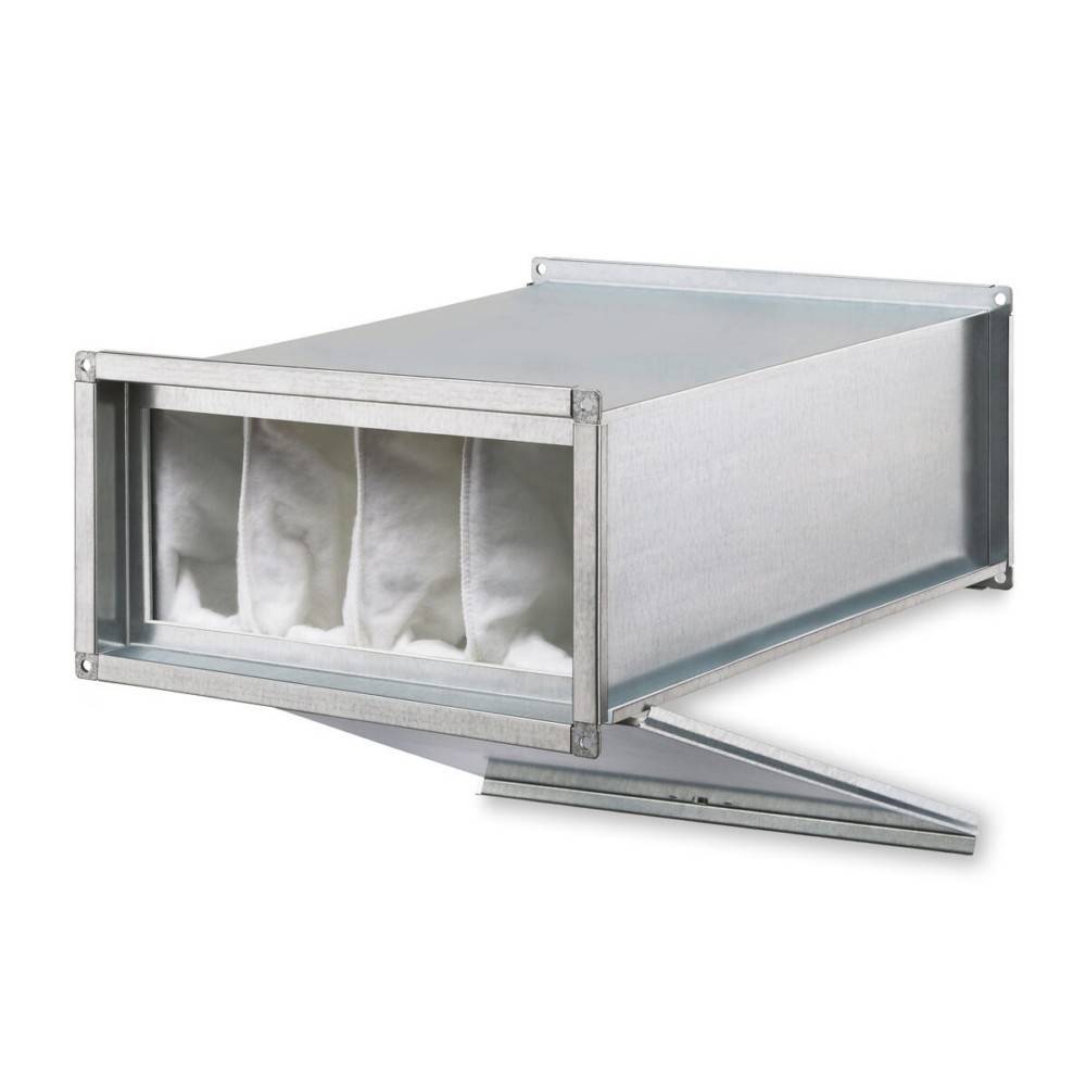 Ein Metallbelüftungskanal mit einem abnehmbaren Panel offenbart vier Gewebefilter im Inneren, die zur Belüftung und Luftreinigung in industriellen Umgebungen verwendet werden.