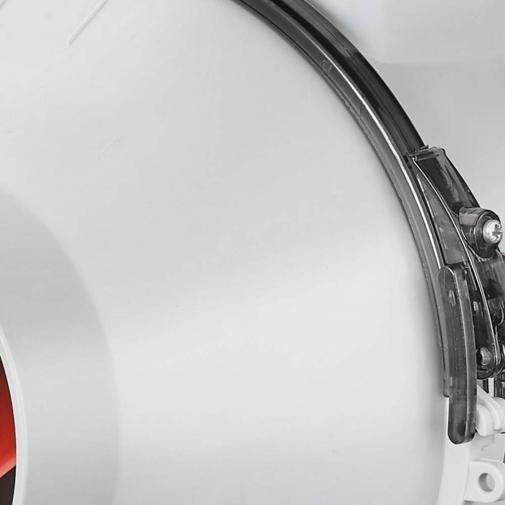 Eine Nahaufnahme der Tür einer Waschmaschine, wobei ein Teil eines silbernen Scharniers vor einem weißen Hintergrund zu sehen ist.