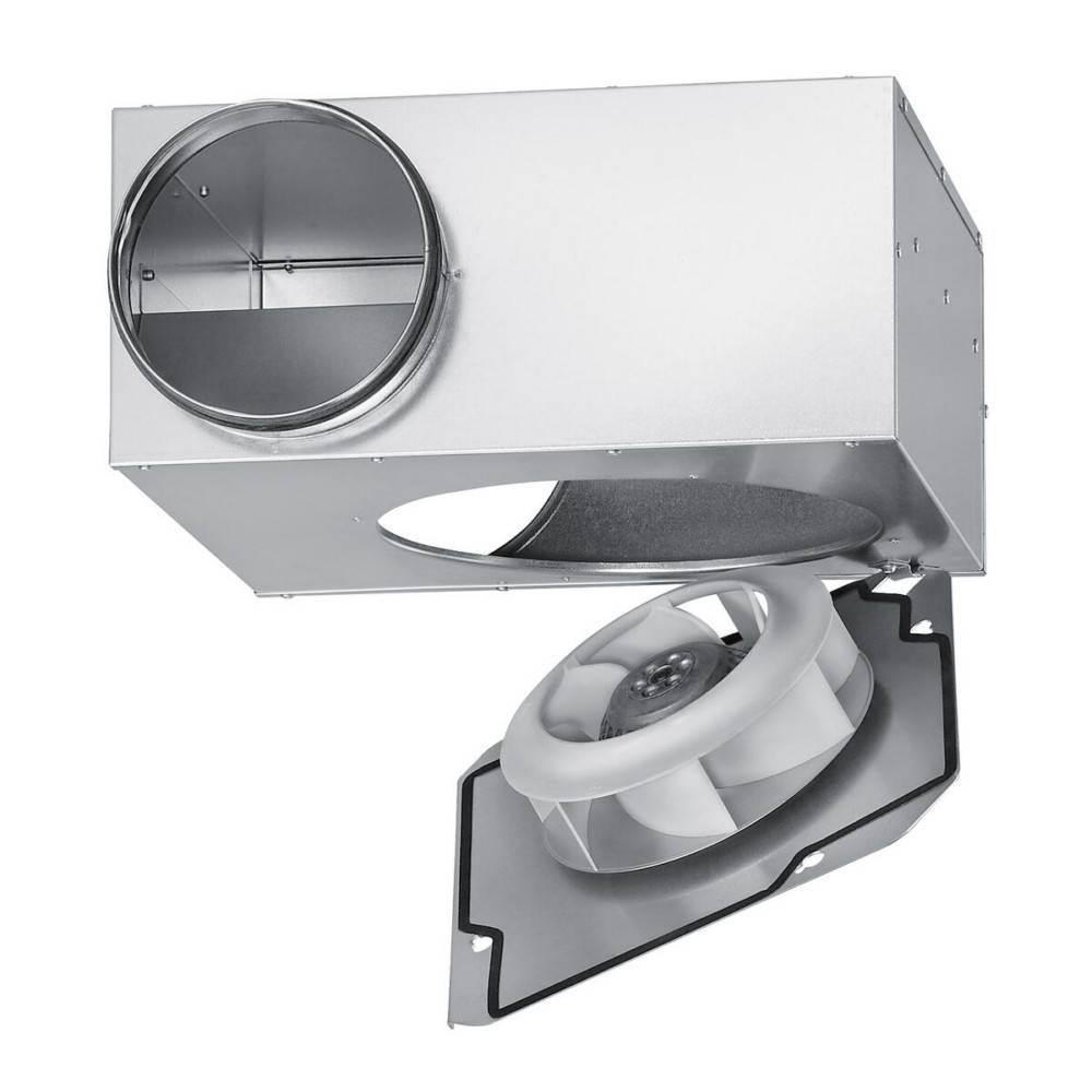 Ein Metallbelüftungskanal mit einem angebrachten offenen Ventilator, konzipiert für Luftzirkulation.