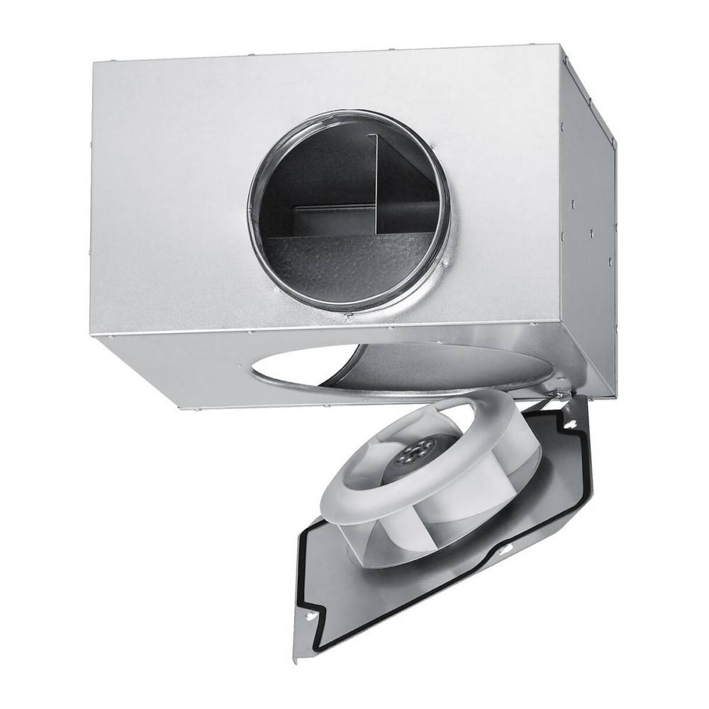 Eine Metallbelüftungsbox mit einer kreisrunden Öffnung, die einen Abluftventilator zeigt, der teilweise abgenommen wurde und dessen interne Mechanik freilegt.