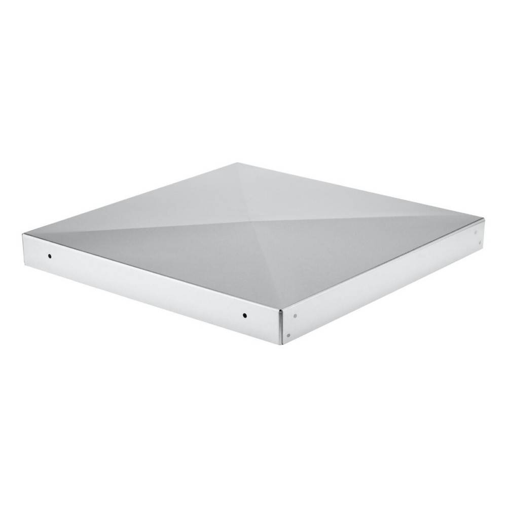 Ein quadratisches, pyramidenförmiges Metallobjekt mit einer glatten, reflektierenden Oberfläche.