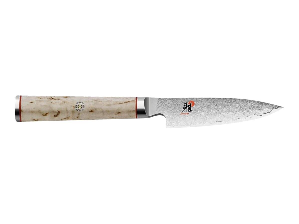 Ein Küchenmesser im japanischen Stil mit hellbraunem Holzgriff und gehämmerter Silberklinge auf weißem Hintergrund.