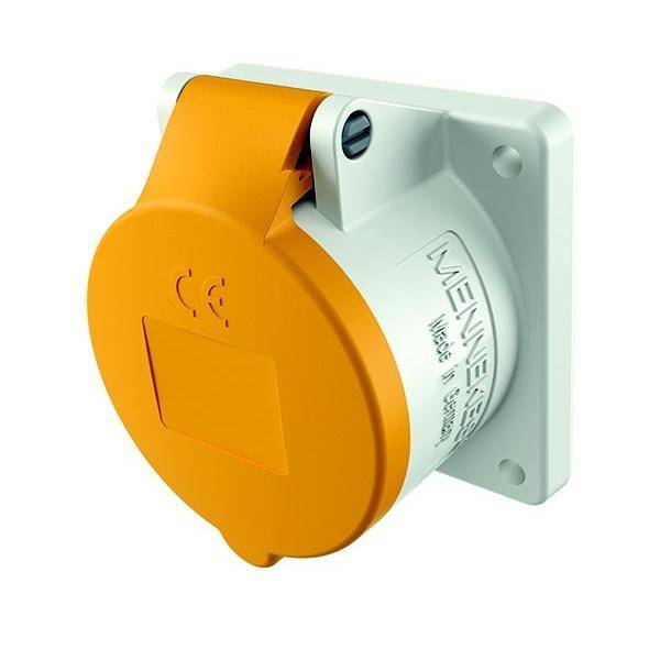 Orangefarbene und weiße elektrische Steckdose mit Aussparung, mit rundem Deckel und Scharnier, für industrielle Verwendung vorgesehen. CE-Kennzeichnung auf der Oberfläche sichtbar.