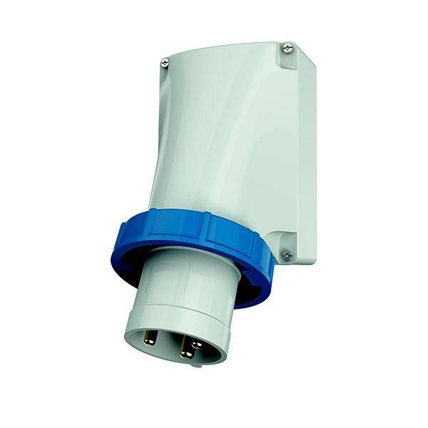 Ein blau-weißer industrieller Elektrostecker, der an einer Wand montiert ist und für Hochspannungsverbindungen mit einem Verdrehsicherungsmechanismus konzipiert ist.