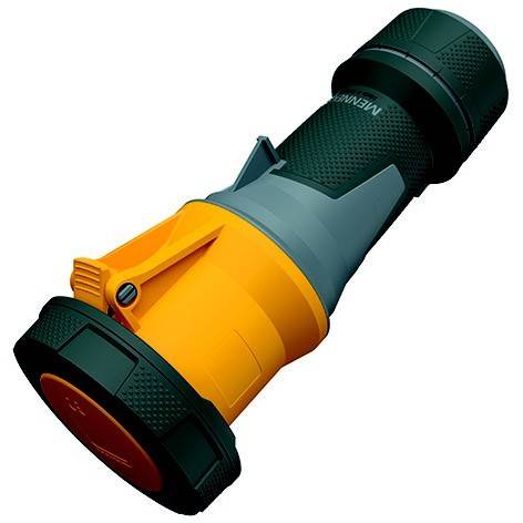 Gelbe und dunkelgrüne industrielle Taschenlampe oder Fackel mit großer Frontlinse und strukturiertem Griff, gezeigt auf weißem Hintergrund.