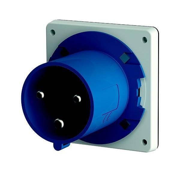 Eine blaue industrielle Stromsteckdose, die auf einem weißen Quadratpaneel montiert ist und drei Anschlusslöcher zeigt.