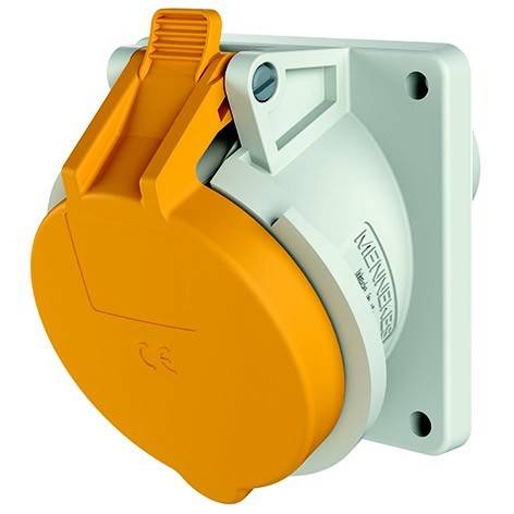 Orange Steckdose für industrielle Elektrogeräte mit aufklappbarem Schutzdeckel montiert auf einer weißen Wandplatte.