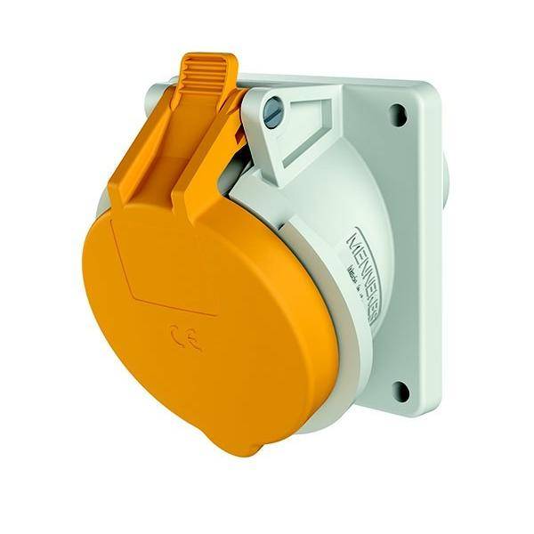 Eine orangefarbene industrielle Wandsteckdose, leicht geneigt, um die Steckerabdeckung und den Scharniermechanismus zu zeigen, geeignet für industrielle elektrische Anschlüsse.